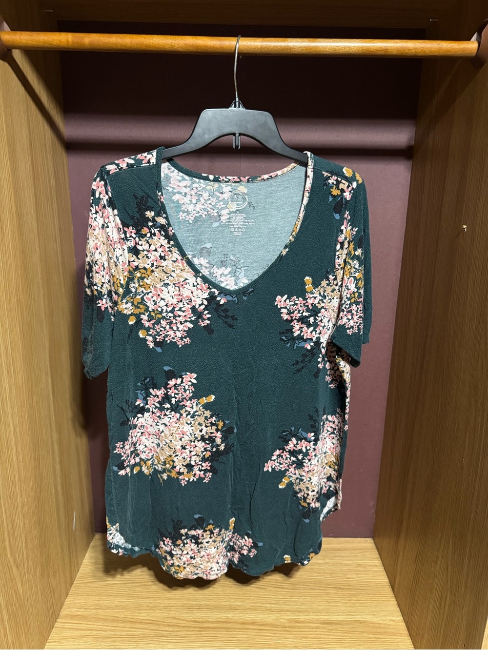 Maurices 24/7 Green Floral V-Neck Short Sleeve Top Size 0 / XL